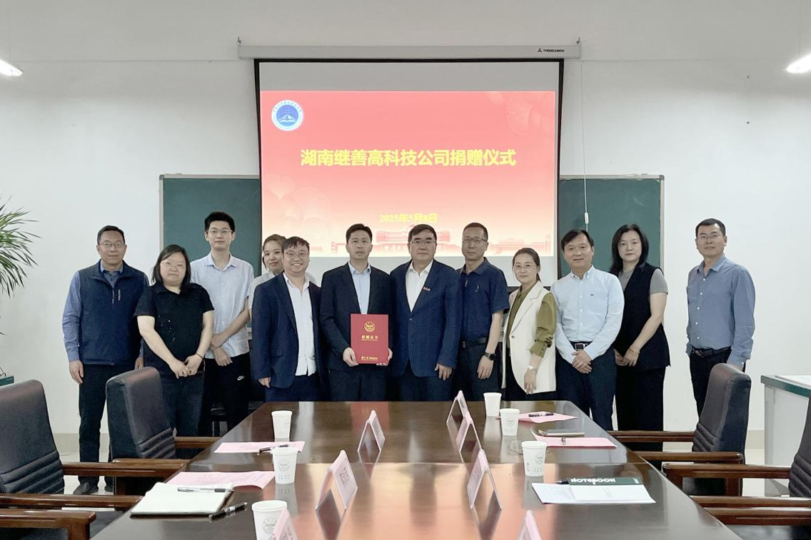 http://www.news.ynu.edu.cn/__local/6/F0/16/3B08167A19954C255D809E175A7_AA850679_67B86.jpg