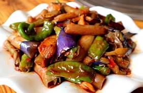 盘子里有肉和蔬菜描述已自动生成